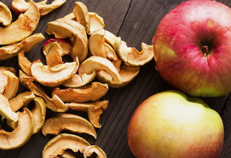 میوه خشک سیب قرمز با رنگ طبیعی و طعم شیرین